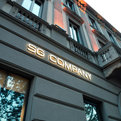 Particolare ingresso Sede SG Company Dettaglio dell’ingresso della sede di SG Company con logo e porte principali.